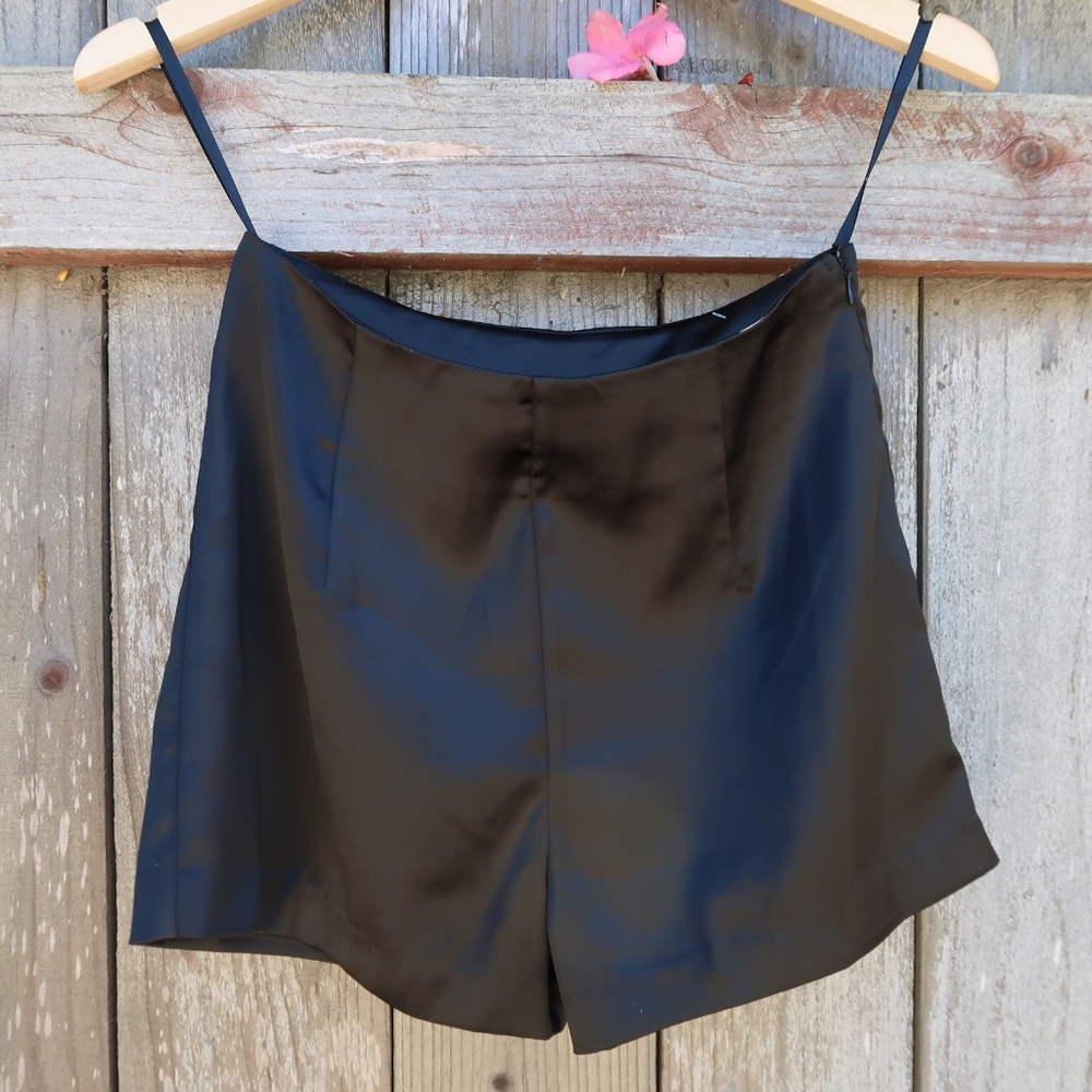 🚨 BLACK SATIN SHORT 🚨😍